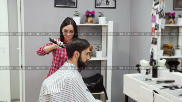 Barber cuts the hair of the client with scissors. Стоковое видео, видеограф Сергей Кальсин / Фотобанк Лори