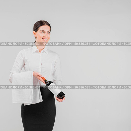 barkeeper holding bottle wine. Стоковое фото, агентство Ingram Publishing / Фотобанк Лори