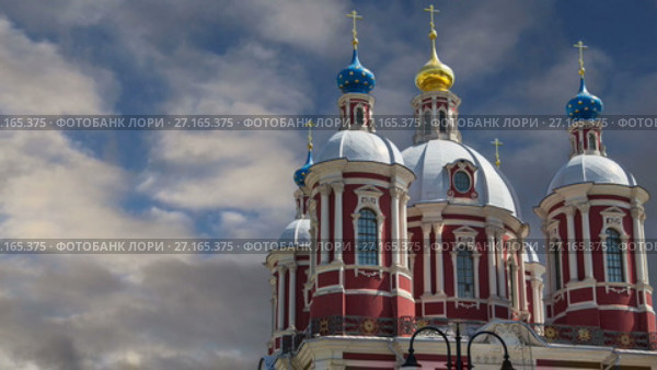 Барочная церковь Святого Климента в Москве, Россия. Этот большой церковный комплекс был построен в 18 веке. (2017 год). Стоковое видео, видеограф Владимир Журавлев / Фотобанк Лори