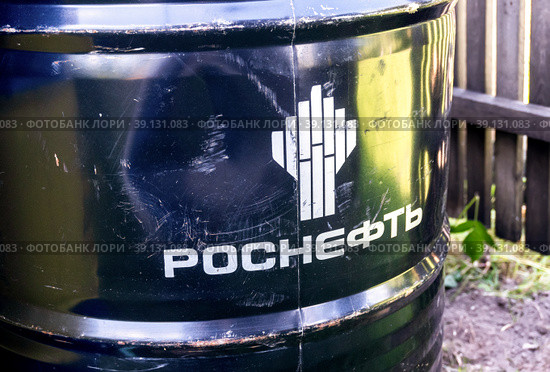 Barrel of Rosneft motor oil with brand logo (2022 год). Редакционное фото, фотограф FotograFF / Фотобанк Лори