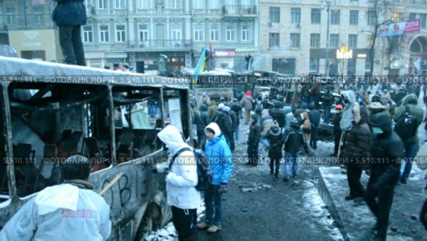 Баррикады и сгоревшая техника возле стадиона им. Лобановского. Митинг в Киеве на Крещатике ("Евромайдан") в связи с решением Украины о приостановке ассоциации с Евросоюзом (21.01.14) (2014 год). Редакционное видео, видеограф FMRU / Фотобанк Лори