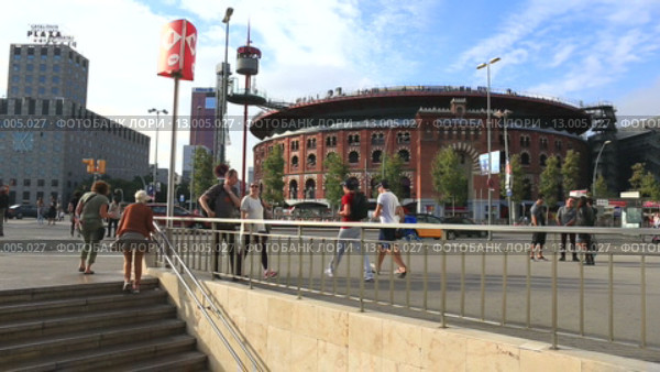 Барселона - 10 октября 2015: Метро Площадь Испании, Торговый центр Las Arenas Shopping Малл и люди гуляют 10 октября 2015, Барселона, Каталония, Испани. Редакционное видео, видеограф Ekaterina Andreeva / Фотобанк Лори