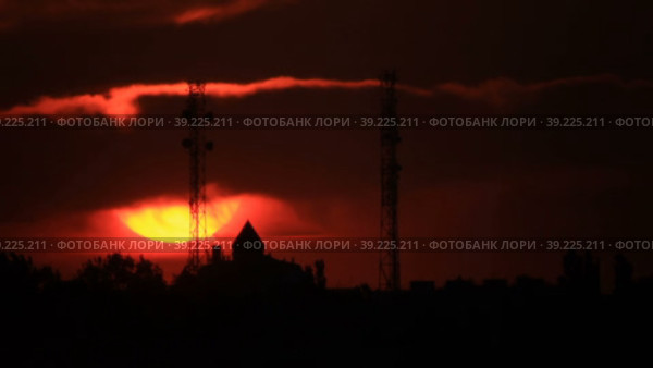 Башни сотовой связи на фоне огромного закатного солнца. Стоковое видео, видеограф Цыбин Вадим / Фотобанк Лори