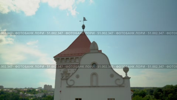 Башня на территории замка польского короля Стефана Батория в городе Гродно, Беларусь, вид изнутри замка. Подъем вверх. Редакционное видео, видеограф Sergei Gorin / Фотобанк Лори