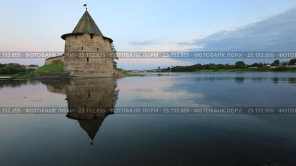 Башня Псковского кремля на берегу реки Великая отражается в воде. Белая ночь (2016 год). Стоковое видео, видеограф Яна Королёва / Фотобанк Лори