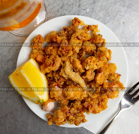 Battered fried baby squid with lemon. Стоковое фото, фотограф Яков Филимонов / Фотобанк Лори