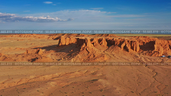 Bayanzag flaming cliffs at sunset in Mongolia. Стоковое фото, фотограф Михаил Коханчиков / Фотобанк Лори