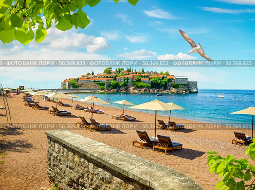 Beach near the island of Sveti Stefan. Стоковое фото, агентство Ingram Publishing / Фотобанк Лори