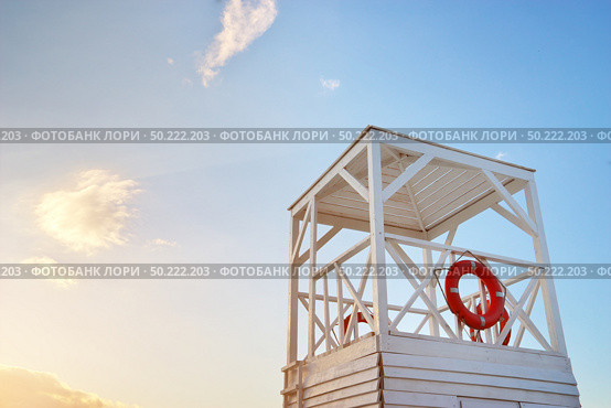 Beach safety lifeguard and blue sky. . Стоковое фото, агентство Ingram Publishing / Фотобанк Лори