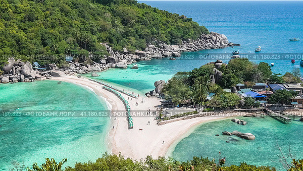 Beach with arriving tourist and sunbed on Koh Nangyuan Island on bright sunny day surraunded by beautiful crystal clear blue water, Surat Thani, Thailand. Стоковое фото, фотограф Igor Tichonow / Фотобанк Лори