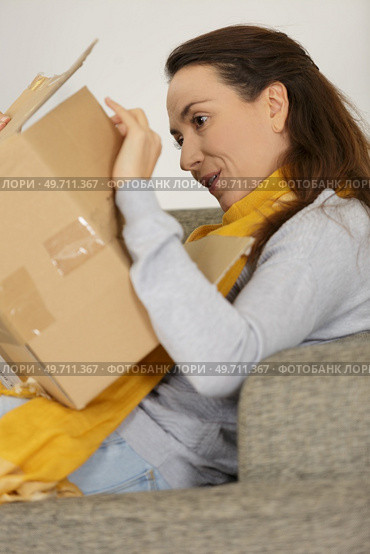 beautiful attractive happy woman opening cardboard box. Стоковое фото, агентство Ingram Publishing / Фотобанк Лори