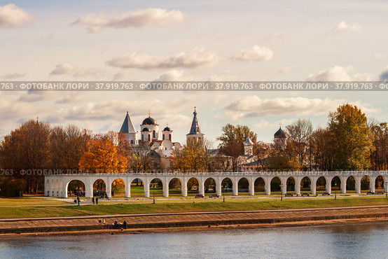 Beautiful autumn view of Yaroslav's Court. Novgorod Veliky, Russia (2013 год). Стоковое фото, фотограф Юлия Бабкина / Фотобанк Лори