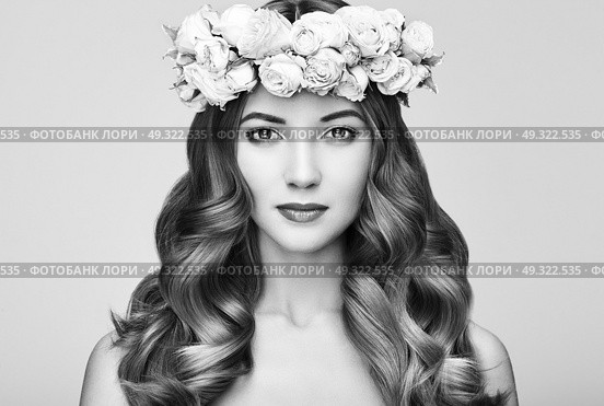 Beautiful Brunette Woman with Flower Wreath on her head. Beauty girl with Flowers Hairstyle. Perfect Makeup. Beauty Fashion. Spring Woman. Стоковое фото, агентство Ingram Publishing / Фотобанк Лори