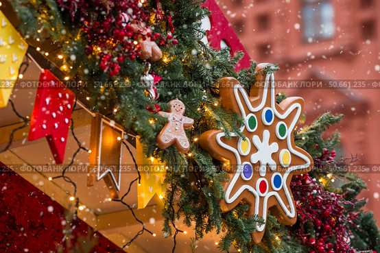 Beautiful Christmas background. Beautiful holiday toys on the New Year's tree in Moscow. Concept of preparation and decoration for the new year 2026. Стоковое фото, фотограф Photojuli / Фотобанк Лори