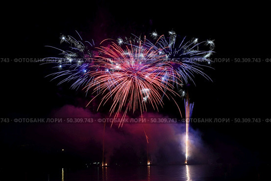 Beautiful colorful fireworks on water. Brno dam. International Fireworks Competition Ignis Brunensis. Brno - Czech Republic - Europe. Стоковое фото, агентство Ingram Publishing / Фотобанк Лори