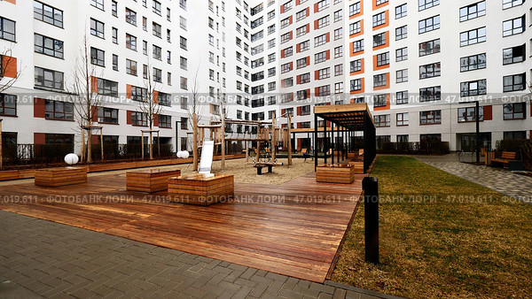 Beautiful courtyard of a new multi storey residential building. Стоковое фото, фотограф David Kashakhi / Фотобанк Лори