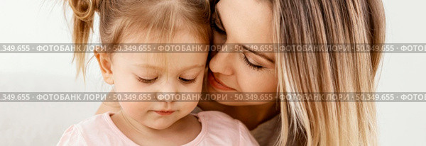 beautiful daughter mother spending time together home. Стоковое фото, агентство Ingram Publishing / Фотобанк Лори