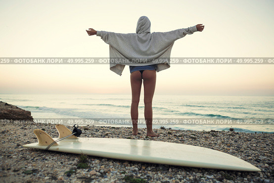 Beautiful female Surfer looking for the waves. Стоковое фото, агентство Ingram Publishing / Фотобанк Лори