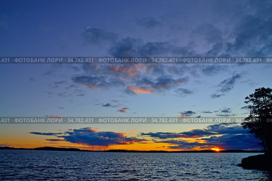 Beautiful fiery sunset. Lake Keret, Northern Karelia, Russia. Стоковое фото, фотограф Сергей Трофименко / Фотобанк Лори