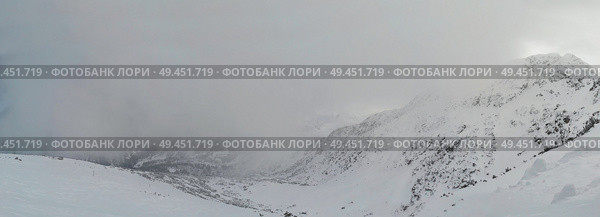 Beautiful foogy Winter morning in Mountains. Landscape with Todorka Peak panorama, Pirin mountain, Bansko, Bulgaria. Стоковое фото, агентство Ingram Publishing / Фотобанк Лори