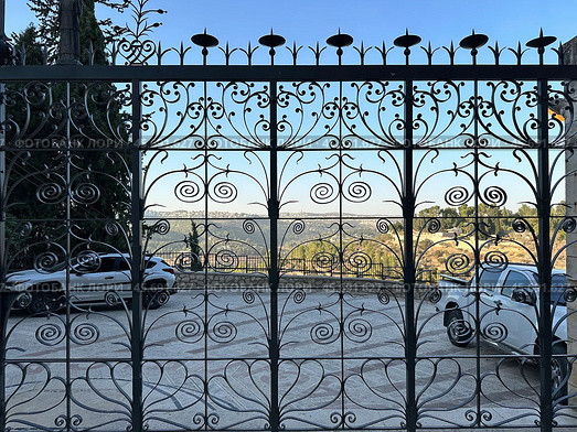 Beautiful forged gates of the Church of the Visitation in Ein Karem. Редакционное фото, фотограф Irina Opachevsky / Фотобанк Лори