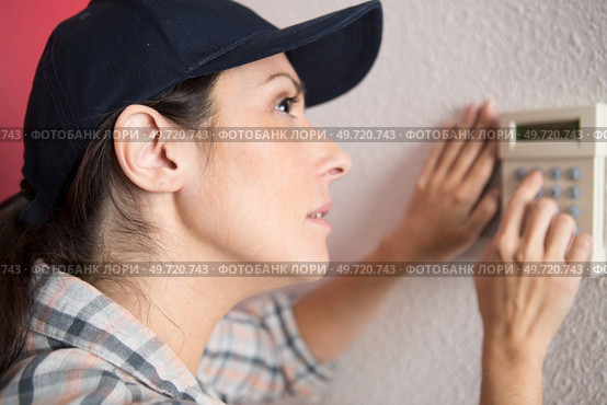 beautiful girl is seting up a boiler. Стоковое фото, агентство Ingram Publishing / Фотобанк Лори