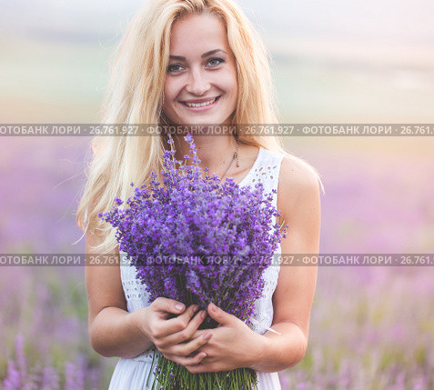 Beautiful girl on the lavender field. Стоковое фото, фотограф Кирилл Греков / Фотобанк Лори