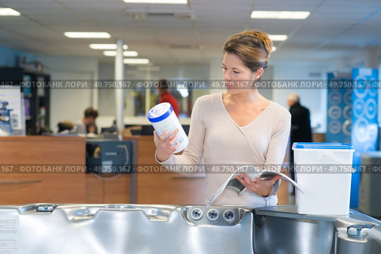 beautiful girl trying to pick product from catalogue. Стоковое фото, агентство Ingram Publishing / Фотобанк Лори