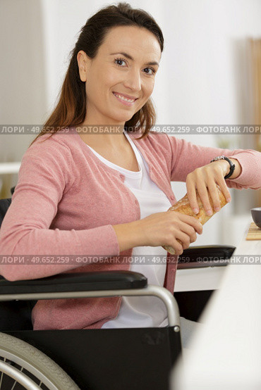 beautiful happy crippled woman looking at camera. Стоковое фото, агентство Ingram Publishing / Фотобанк Лори