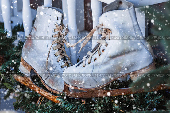 Beautiful holiday decorations. Rusty figure skating skates. Beautiful Christmas background. The concept of decorations and decor for the new year. New Year's card 2024. (2023 год). Стоковое фото, фотограф Photojuli / Фотобанк Лори