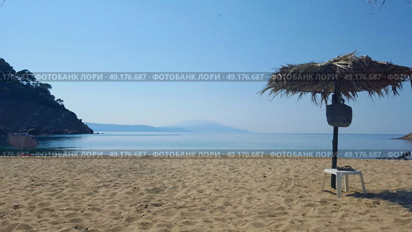 Beautiful Micros Aselinos beach on Skiathos island in Greece, umbrella, summer day in June. Стоковое фото, агентство Ingram Publishing / Фотобанк Лори