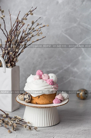 Beautiful stylish still life. Easter cake with meringue, marshmallows, Easter eggs and willow twigs on a light concrete background. happy Easter 2024. (2023 год). Стоковое фото, фотограф Photojuli / Фотобанк Лори