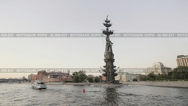 Beautiful summer landscapes and monuments taken from the river along which the boats go. Стоковое фото, фотограф David Kashakhi / Фотобанк Лори
