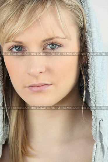 beautiful teenage blonde wearing hoodie. Стоковое фото, агентство Ingram Publishing / Фотобанк Лори
