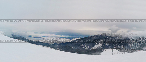 Beautiful view from the top of Pirin mountains, snowy winter morning above the clouds, Bankso, Bulgaria. Стоковое фото, агентство Ingram Publishing / Фотобанк Лори