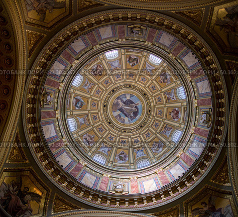 Beautiful view of round dome of Catholic Cathedral inside with colorful painting mural and frescoes in Budapest Hungary.. Dome of Catholic Cathedral inside with painting mural and frescoes, Budapest. Стоковое фото, агентство Ingram Publishing / Фотобанк Лори