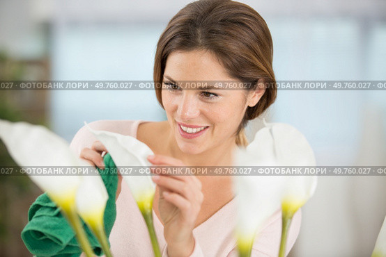 beautiful woman arranging flowers at home. Стоковое фото, агентство Ingram Publishing / Фотобанк Лори