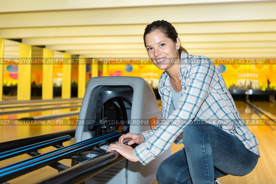 beautiful woman bowling with friends getting ready. Стоковое фото, агентство Ingram Publishing / Фотобанк Лори