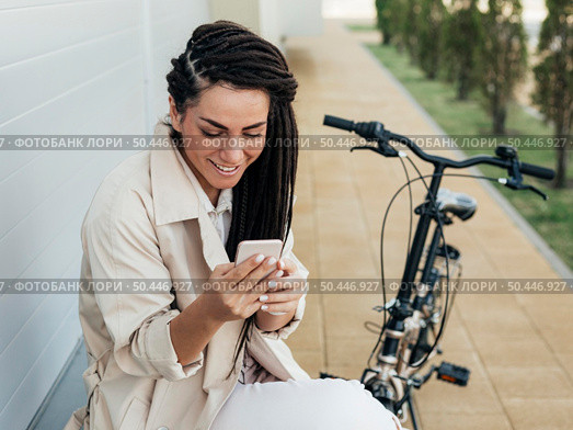 beautiful woman browsing mobile phone. Стоковое фото, агентство Ingram Publishing / Фотобанк Лори