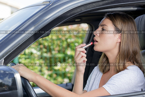 beautiful woman does her make up. Стоковое фото, агентство Ingram Publishing / Фотобанк Лори