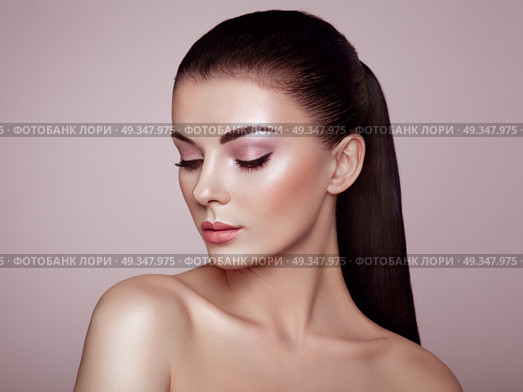 Beautiful woman face. Beautiful Young Woman with Clean Fresh Skin. Perfect Makeup. Beauty Fashion. Eyelashes. Cosmetic Eyeshadow. Highlighting. Cosmetology, Beauty and Spa. Стоковое фото, агентство Ingram Publishing / Фотобанк Лори