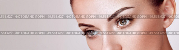 Beautiful Woman with Extreme Long False Eyelashes. Eyelash Extensions. Makeup, Cosmetics. Beauty, Skincare. Стоковое фото, агентство Ingram Publishing / Фотобанк Лори