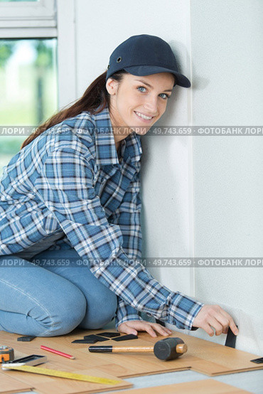 beautiful young handywoman fitting floor boards. Стоковое фото, агентство Ingram Publishing / Фотобанк Лори