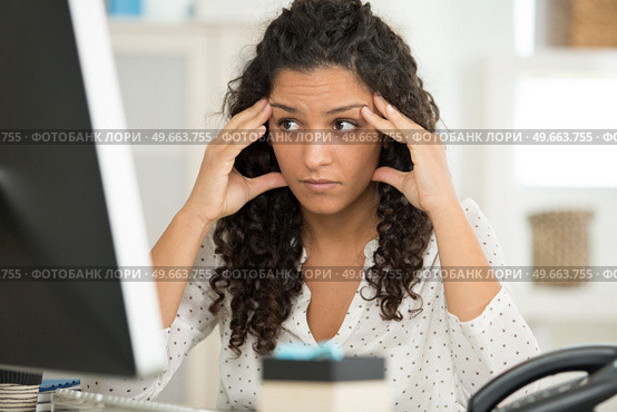 beautiful young tired businesswoman looking at computer. Стоковое фото, агентство Ingram Publishing / Фотобанк Лори