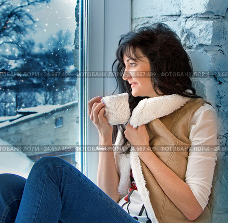 Beautiful young woman in Christmas decorations in interior. Стоковое фото, фотограф ElenArt / Фотобанк Лори