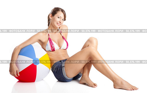 Beautiful young woman posing in bikini with a beach ball. Стоковое фото, агентство Ingram Publishing / Фотобанк Лори