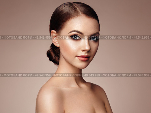 Beautiful Young Woman with Clean Fresh Skin. Perfect Makeup. Beauty Fashion. Eyelashes. Cosmetic Eyeshadow. Highlighting. Cosmetology, Beauty and Spa. Стоковое фото, агентство Ingram Publishing / Фотобанк Лори