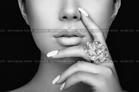 Beauty Fashion woman lips with natural Makeup and white Nail polish. Gloss Blue Lipstick. Beauty girl face close up. Sexy Lips, Manicure, Make up. Ring with Precious Stones, Jewelry. Стоковое фото, агентство Ingram Publishing / Фотобанк Лори