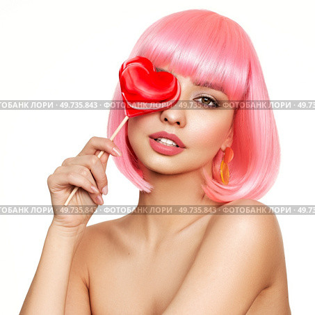 Beauty model portrait with pink hair. Bob short Haircut. Beautiful glamorous girl with a heart-shaped lollipop, isolated on white background. Стоковое фото, агентство Ingram Publishing / Фотобанк Лори