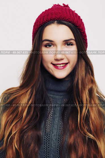 Beauty portrait of a young beautiful girl with long ombre straight hair wearing marsala color warm hat. Magnificent hair. Lips care. Young blonde hipster girl having fun. Стоковое фото, агентство Ingram Publishing / Фотобанк Лори